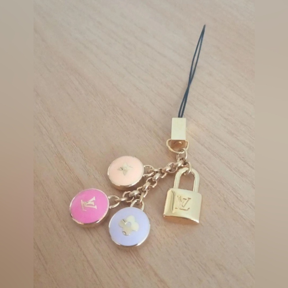 LOUIS VUITTON Bag charm key holder ring chain | AUTHENTIC PASTILLES PHONE CHARMS